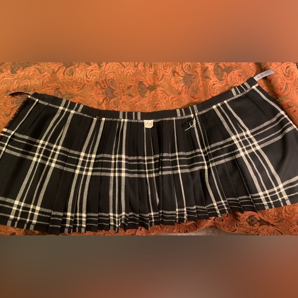 Ben Nevis kilt-like pleated skirt, labeled US 10 but FITS LIKE A SMALL - Picture 6 of 6